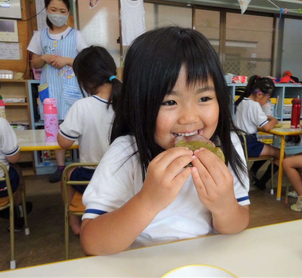 生地を作って中にあんこを入れる作業は少し難しい様子もありましたが、あんこが生地に混ざった【マーブルかしわもち】は出来上がりもとっても美味しそうでしたよ☆

｢みてみてー上手に包めたよ－｣
｢早く食べたーい！！｣
クッキングは順調に出来て少し早く終了したので身体を休めるためにお昼寝タイムzzz・・
疲れたせいか、短時間だけどぐっすり寝ている子もいましたが、
｢せんせーわたしずっとおきてたんよ・・・かしわもちが気になって・・・｣
こっそり教えてくれる子もいました♥

お待ちかねのおやつの時間はみんな自分で作ったかしわもちを味わって美味しく頂きました。
ご家庭でも簡単なので是非作ってみて下さいね。

ごちそうさまでした。