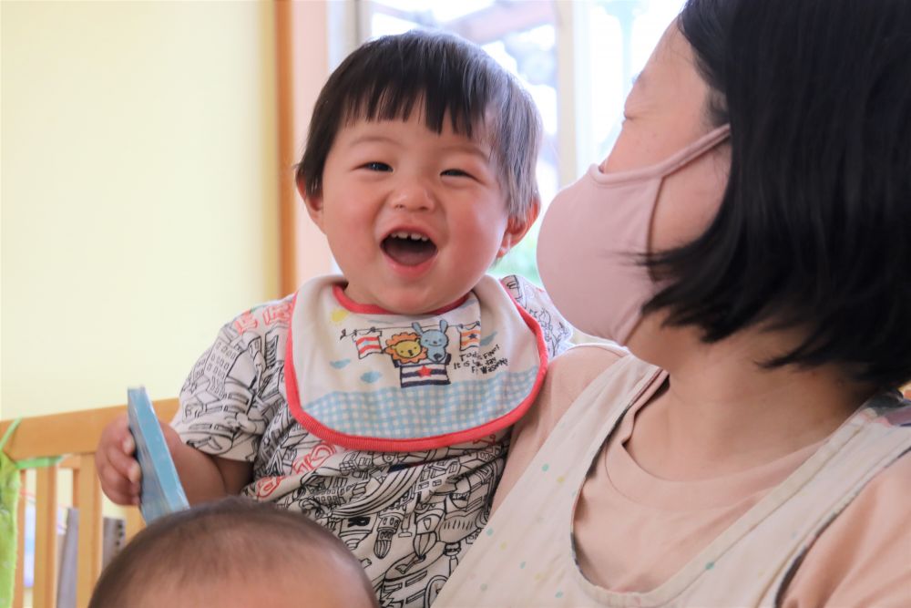 安心できる保育者に・・　抱っこされてこの笑顔　
しあわせ　を感じます♡
