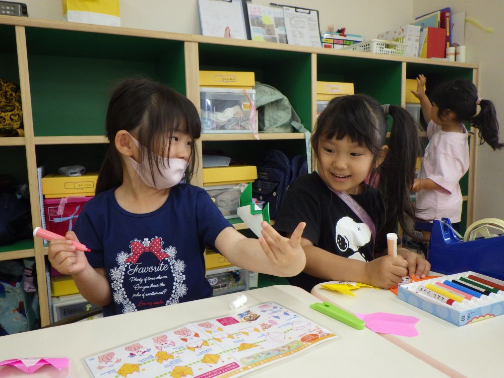 子どもたちの声であふれている保育室
友達と　”一緒”　を楽しんでいるゾウ組さん♡



折り紙で指人形を作っていたKちゃんとNちゃん
「こんな顔になった！」
「かわいい！私もやってみる！」