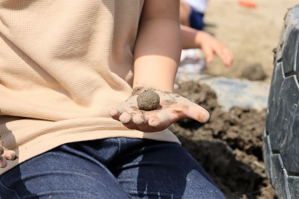 子どもの表情・・
笑ったり・・　泣いたり・・　真剣だったり・・　
豊かな表情は、豊かな体験から生まれる
そう思うと、私たちの作る環境は、本当に大切なんだと感じます



園庭に田んぼの土を入れたある日・・

「この土・・　気持ちいい」
園庭の砂とは違う感触の土