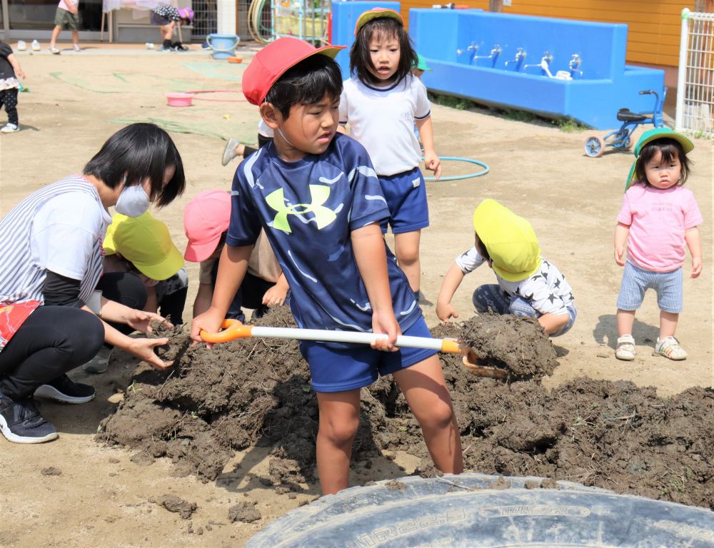 その横では・・　土を一生懸命運ぶTくん

「おもっっっ！　（重っっっ）　」
言葉と一緒に土の重さが伝わるこの表情

