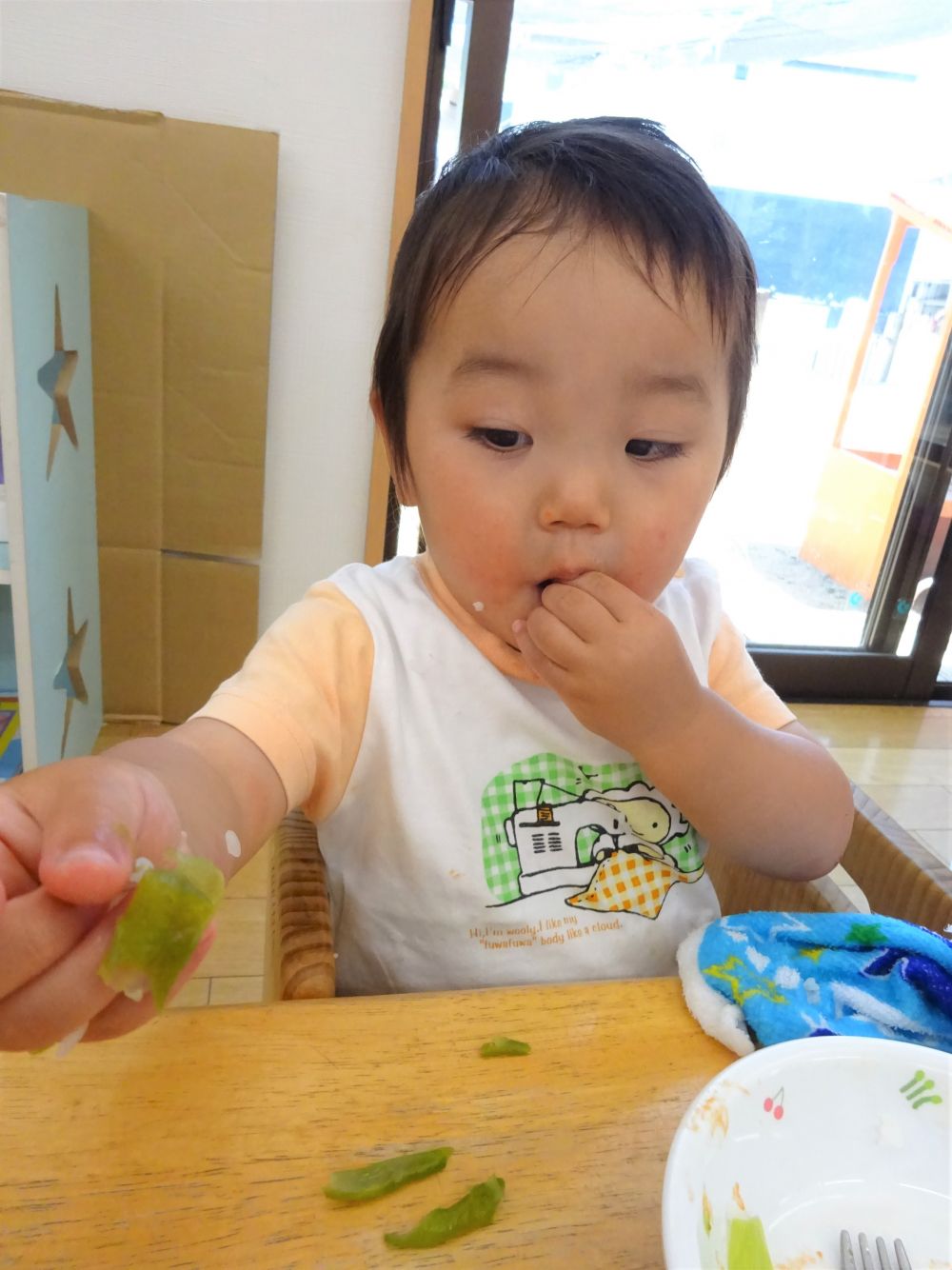 今日の給食はみんなの大好きな【鶏の甘辛揚げ】です♡

クマヒヨコさんの教室を覗いてみると、
あれれ・・・笑
付け合わせのいんげんをなぜかむきむきしているお友達がいました。
いんげん豆の中にある小さな豆だけを食べていました。
手指を使って器用にむいていましたが、いんげんはこのまま食べるんだよ（笑）

なんとも言えない微笑ましい姿が見られました。