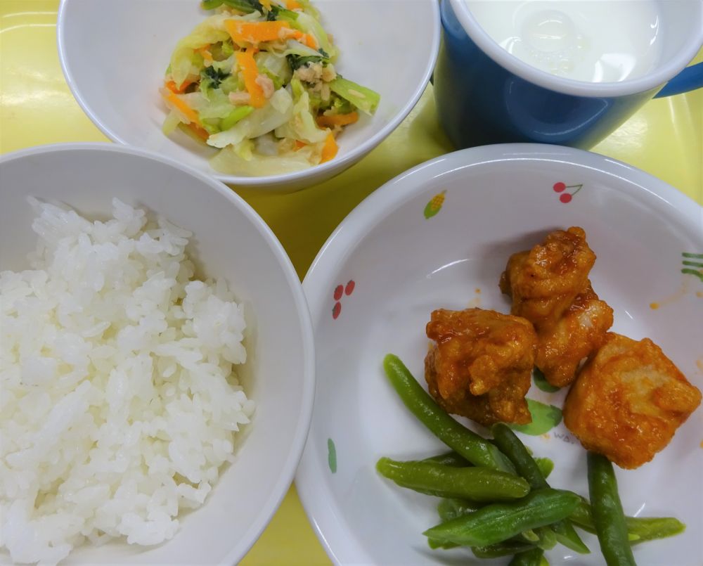 ご飯

鶏の甘辛揚げ

いんげんのソテー

キャベツとツナのサラダ

牛乳