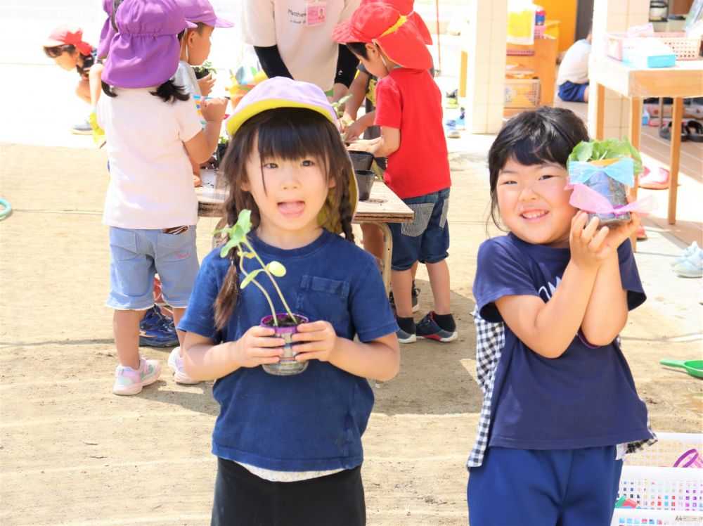 カメラを向けると　この笑顔♡
若葉も笑っている