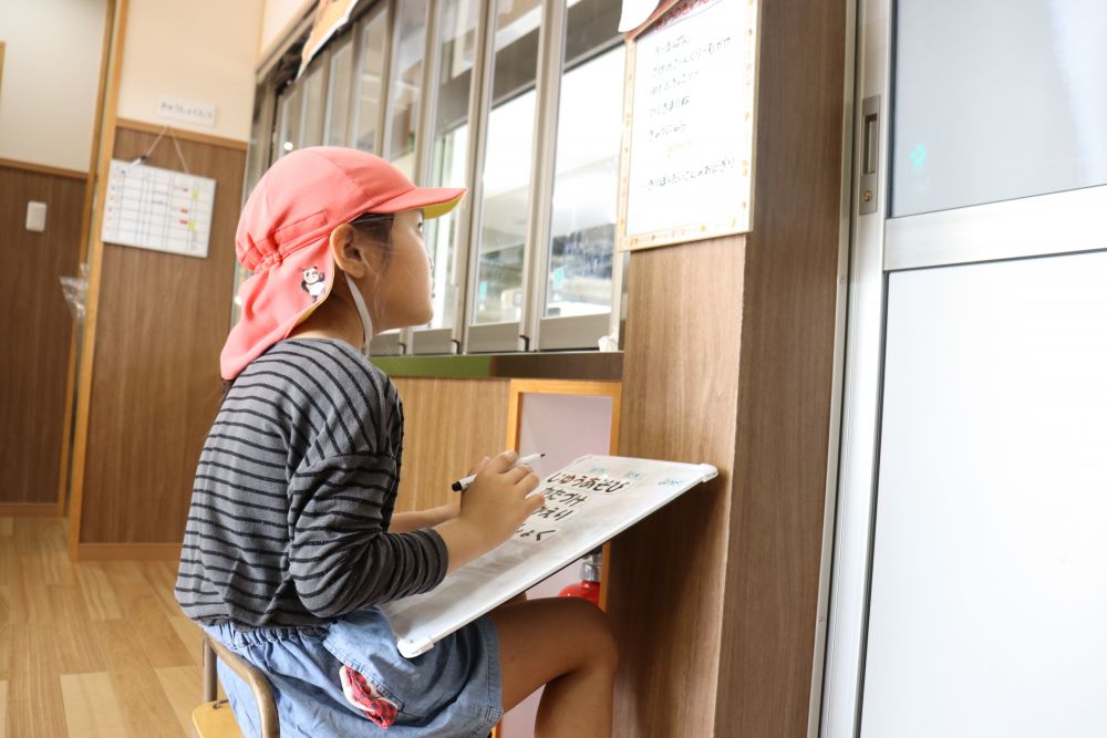 最近のＨちゃんの朝は‥
給食室前に書いてある“今日の献立”をクラスのホワイトボードに写して友達に分かるように掲示すること

誰かに言われることなく、自主的に責任をもってやっています