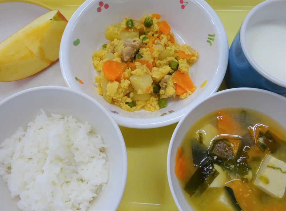 ご飯

親子煮

豆腐とかぼちゃのみそ汁

オレンジ

牛乳