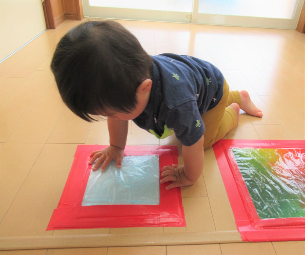 周りの環境に自ら関わること
そこで　“なんだろう・・”　“おもしろい・・”　
様々なことを感じているようです♡



【スライムの袋】
“やわらかい”　“ぷにぷに”　“気持ちが良いな”
Kくんがどのように思っているか・・
みんなで考える・・