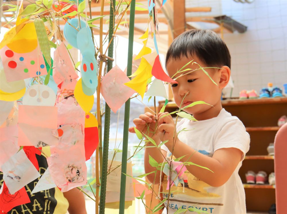 やりたいことへの挑戦
その中で見られる葛藤・・　子どもらしさ・・
その１つ１つが愛おしく思えます♡



「Eちゃん・・　できない・・　できない・・」
独り言のように・・　

ついつい・・
ー　「手伝おうか？」　ー　言ってしまった・・