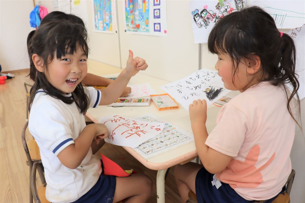 小さいクラスの友達が田んぼと知らずに泥んこ遊びをしないように・・・
と看板を作ります

「小さい子、字が読めないよね？絵も描く？」
会話も弾みます