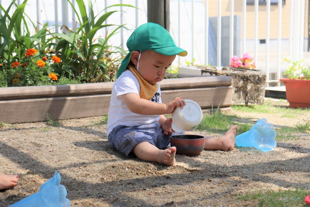 白いお皿から・・　茶色いお皿へ・・

何回繰り返したことでしょう
何度も・・　何度も　繰り返す

ー　砂が入るのが・・面白いのか・・　ー
ー　砂の音が面白いのか・・　ー
ー　落ちていく砂が面白いのか・・　ー
何度も・・　何度も　考える