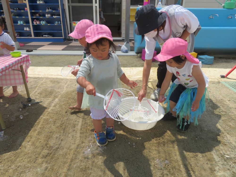 先生やリス組さんの真似をして振ってみる！

すぐ下に落ちちゃうな…　　もう一回振ってみる！

今度はシャボン玉が出ない…


諦めずに何度も何度も挑戦するＲちゃん


