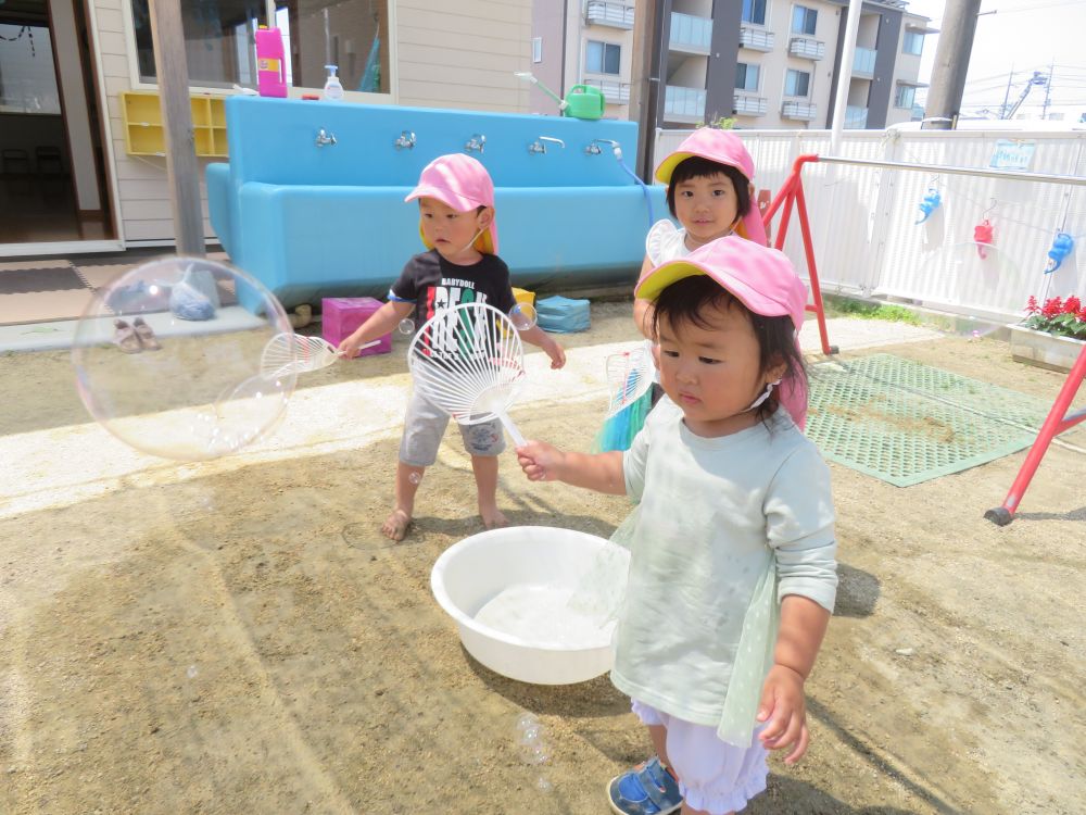 そしてついに大きなシャボン玉が！
少しビックリした表情でシャボン玉を目で追うＲちゃん

何度も何度も頑張ったから少し疲れちゃったね！

でも嬉しくて楽しくて♡　
またすぐシャボン玉作りを始めるＲちゃんでした♡