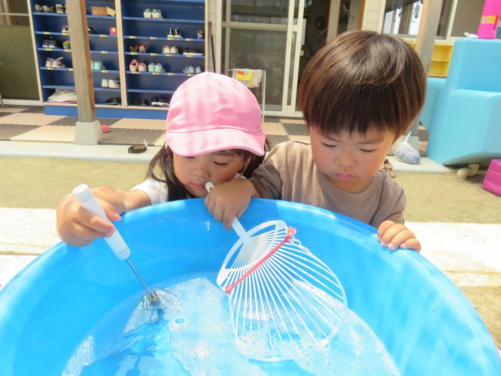 人と人との関わりが希薄化する中・・
友達とケンカを大切にしながら　見守・・
そして・・想いを共有していきたいです



楽しいシャボン玉作りの裏では・・

「ここＹちゃん！」　「Sちゃんの！」
場所取り合戦が行われていました

何でもない場所でも、友達が「ここがいい！」と言うと・・
たちまちそこは魅力的な場所に♡