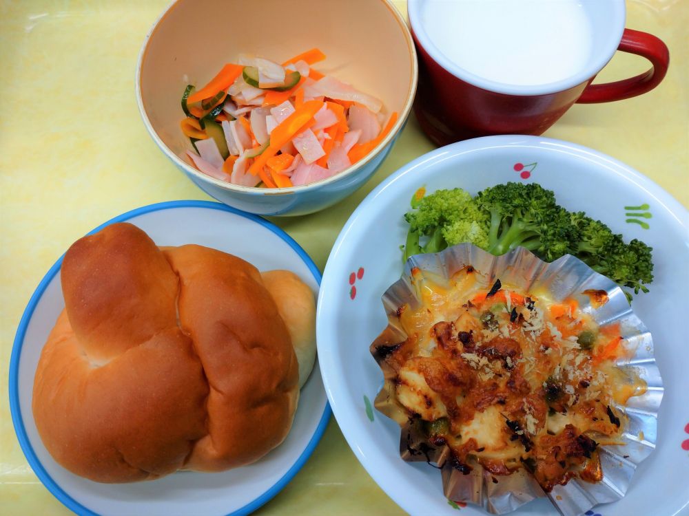 ロールパン

豆腐とツナのみそチーズ焼き

ゆでブロッコリー

大根マリネ

牛乳