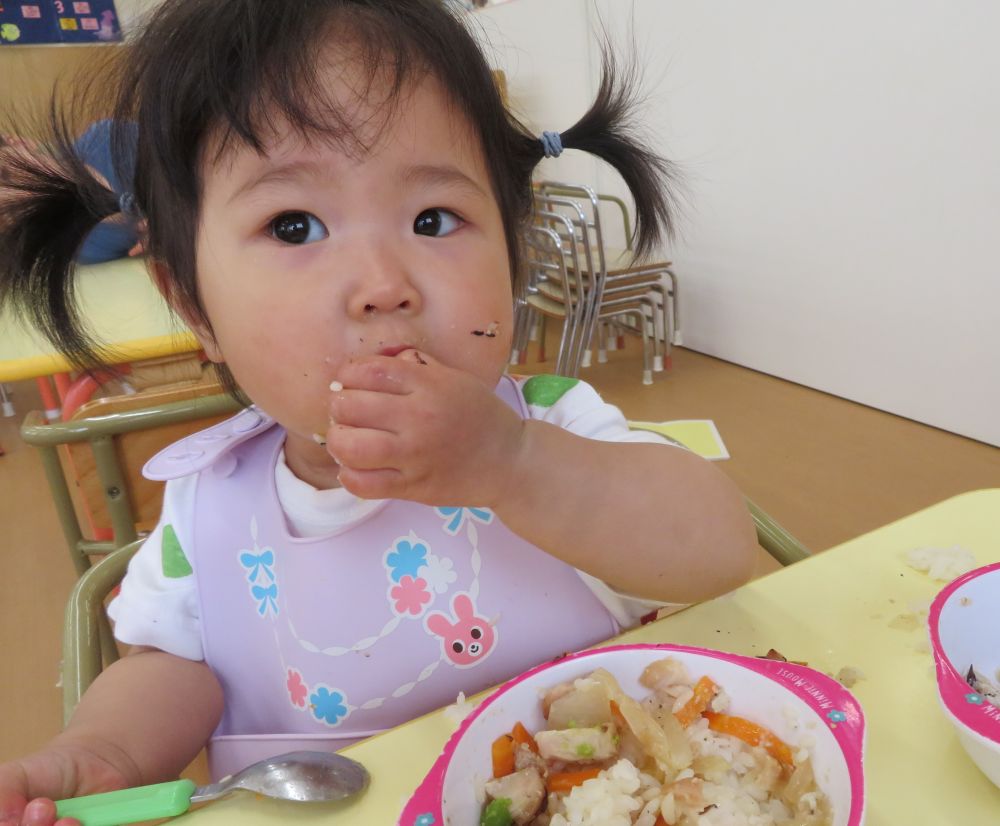 給食の前には「いとまきの歌」のリズムにのせ「かみかみの歌」を歌いました。
給食が運ばれてくるとしっかり噛みながら味わって食べていましたよ。
「かみかみ」と言い合っている姿も見られました。

ウサギ組さんは離乳食から普通食へ移行している子も多く、よく噛んで食べることが大切です。
一口食べるごとに「かみかみだよ」と伝えると、一生懸命噛んでいる姿がとてもかわいらしかったです♡

引き続きよく嚙んで食べるよう声掛けをしていこうと思います。
しっかり噛むことを習慣づけて、丈夫な歯を作りましょう♪


