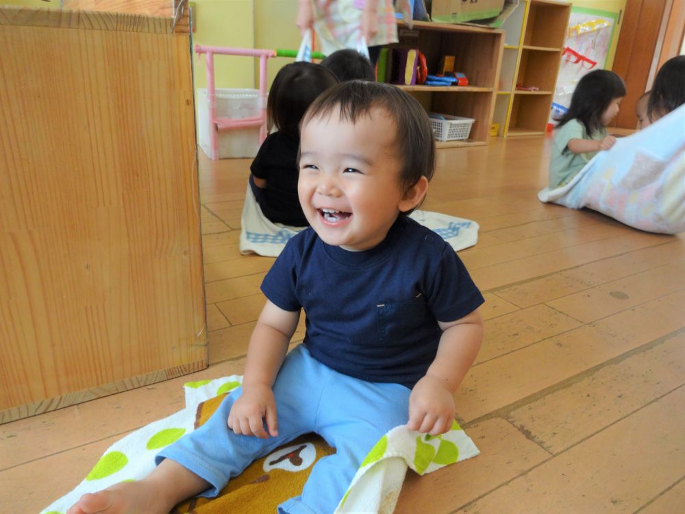 梅雨の季節…
園庭の雨の音を聞きながら、部屋の中でも思いっきり体を動かしたいヒヨコ組さん！



そこで・・　考えました…
外で感じれるような風を、魔法のじゅうたんに乗って体験しよ～♡

最初は動くたびにユラユラ揺れる魔法のじゅうたんにびっくりのKくん
慣れてきたらこんな表情に…

