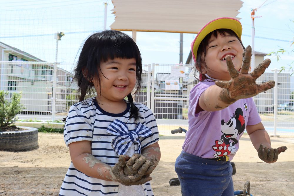 私たちは泥団子作り♡

「見て、ドロドロ～♪」

Ｙちゃん
「お迎えの時お母さんに見せる」　と・・上機嫌♡