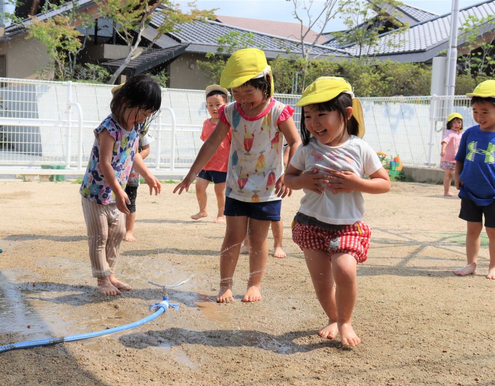 第2園庭にもスプリンクラー登場
「何だ？これは？」　興味深々で近寄ります