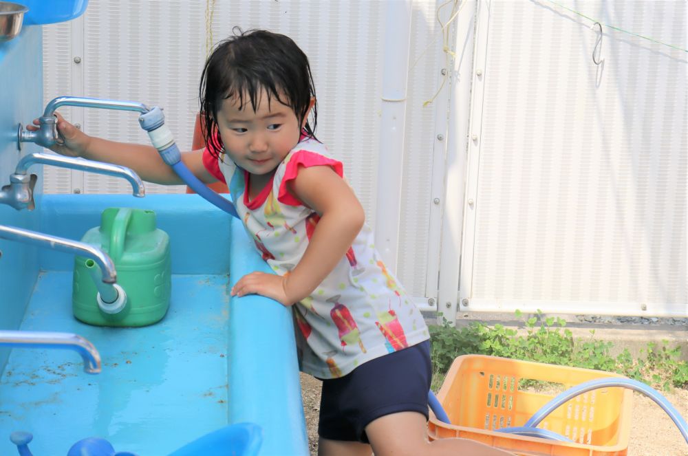 水圧が弱い事に物足りなさを感じたのか・・・？

蛇口をひねるCちゃん‥
ちゃっかりしてます♡