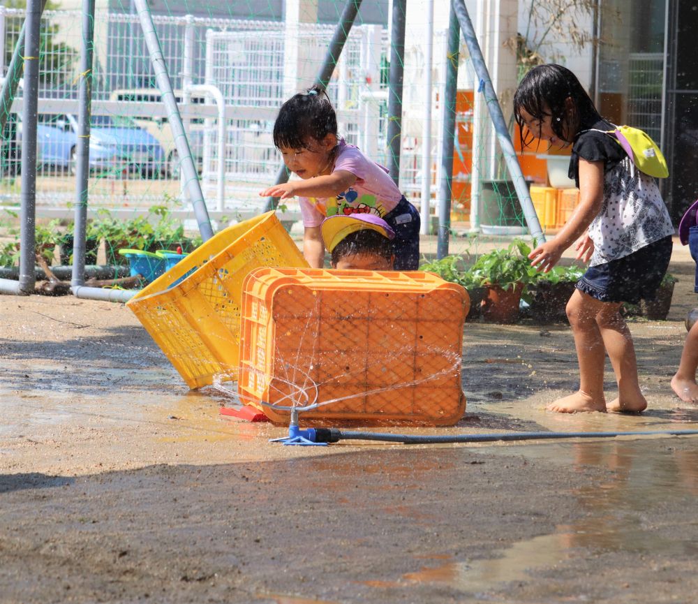 スプリンクラー　その１つの遊びの楽しみ方を見ても‥

水に濡れて楽しむ‥
スプリンクラーの回転を止めようと近づく‥
出ているスプリンクラーを一旦止めて‥皆があれ？？となっている所に‥　また水を出す‥皆大笑い

そこにはたくさんの子どもらしさ、楽しみ方があります
それは、一人一人違う‥　
それがまた良いなと思います♡


コンテナを持ってきて‥　隠れる