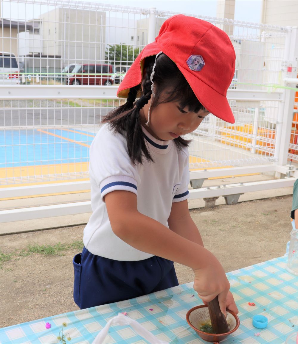 花だけではなく、Ｔちゃんはミントの葉っぱを擦って香付け♡
さらなる工夫がうまれます
