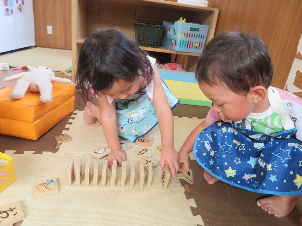 立てたり・・　積んだり・・　積み木で遊ぶ子ども達
見ていた私もついつい一緒に遊びたくなる遊び♡



子ども達と一緒に積み木を並べると・・
手が当たって「あ～！」　全部倒れちゃった…