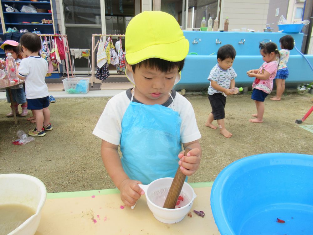 ちがいに気付く・・　気付いたことを誰かに話す・・
話を聞いてくれて共感してくれる人がいる

遊びの中でそれができるって凄い！！と感心する毎日です




花をすりつぶして色水遊びに没頭するＡ君・・・