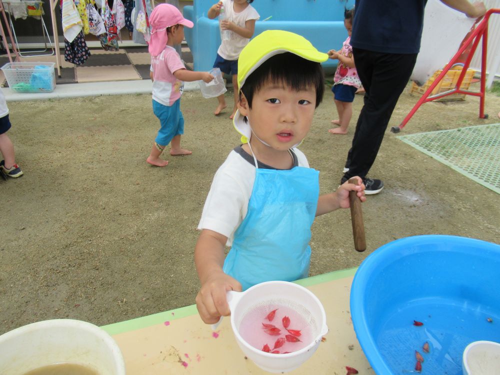 『あっ！！色が変わった！！見て見てムラサキなんじゃけど～！！』

驚いた様子のＡ君

『だって赤の花と、青の花しかなかったのに・・・すごいよね？』
色の変化に気付き友達や私たちに嬉しそうに話してくれました♡