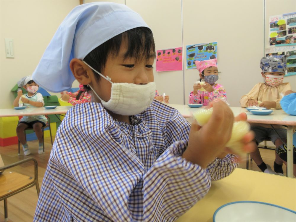 今日はゾウ組さんになって初めてのクッキング！
子ども達のワクワクの気持ちも大きいようで、朝から給食の先生を見かけるたびに
「今日クッキングじゃね！」
「どうやって作るか教えてね！」と、声をかけてくれます♡

お昼寝から早めに起きて、自分たちでクッキングの準備をします。
手洗い･うがい･消毒と、衛生面にも気をつけて・・・

今が旬の【じゃがいも】を使い、いももち作りに挑戦です☆