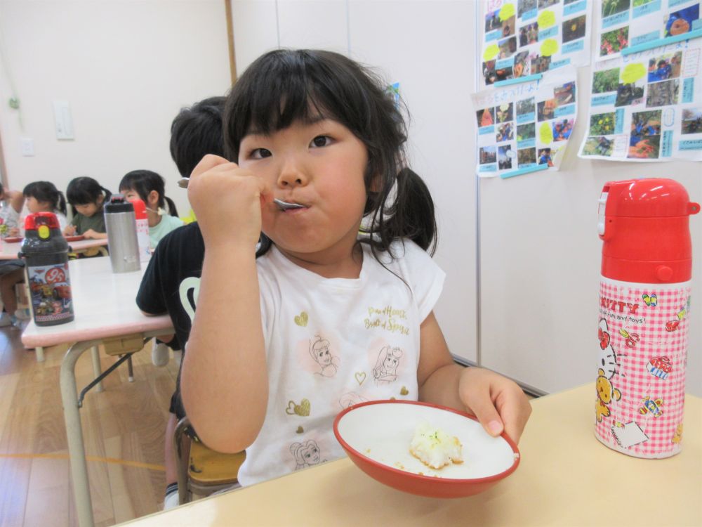 つぶしたじゃがいもに、塩と上新粉を入れ、混ぜながらしっかり練ります。
なめらかに混ざり、生地の完成！
「いいにおい～」とじゃがいもの匂いを感じながら、次は成形作業へ・・・
袋から生地を取りだし、丸めていきます。
「やわらかいね～」と感触も楽しんでいましたよ♪

その後はいったん給食室へ・・・
１５分後、出来たてのいももちを給食室へ取りに行き、みんなでおやつタイム♡
「やわらか～い」「おいしいねぇ」と嬉しそうな声があちらこちらから聞こえます。
そんな中「しょっぱ！！」と顔をしかめるＲくん。
どうやら、塩がうまく混ざっていなかったようで、食べた場所にかたまっていたみたい・・・。そんなハプニングも手作りならでは♡

新じゃがのおいしい季節、ご家庭でもぜひ作ってみて下さい♪

