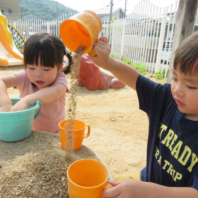 砂をジャ～　～クマぐみ　2歳児～