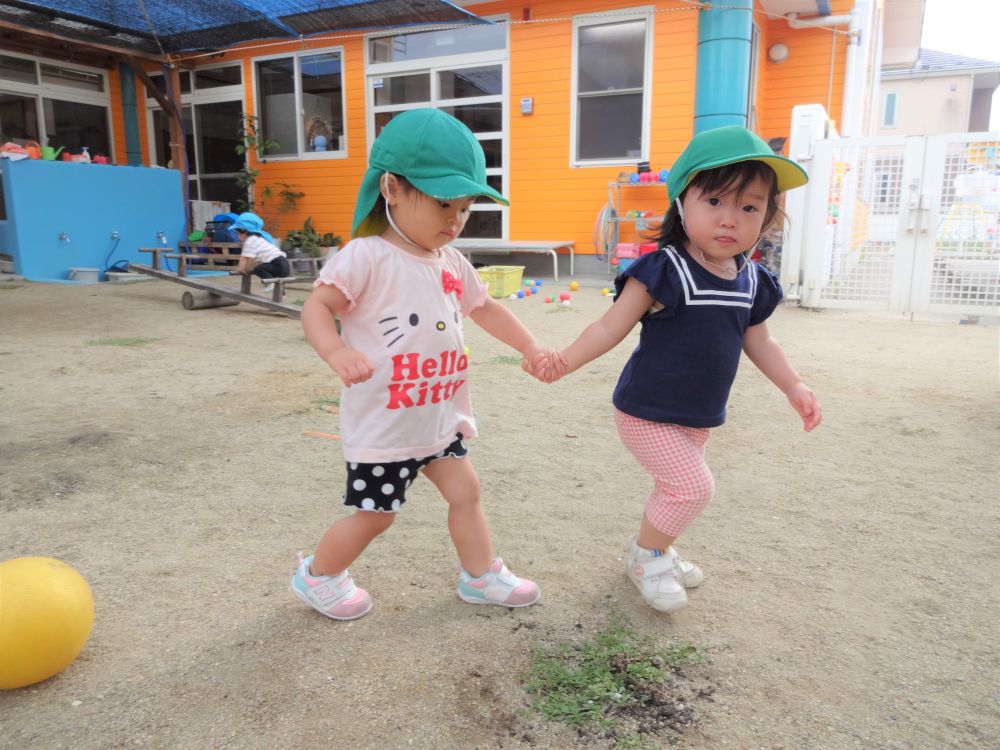 友達の存在…
一緒に園庭を手をつないで歩く…

今日は新入園児のAちゃんの手を引いて砂場まで連れていって一緒に遊ぶSちゃん…
楽しい♡


