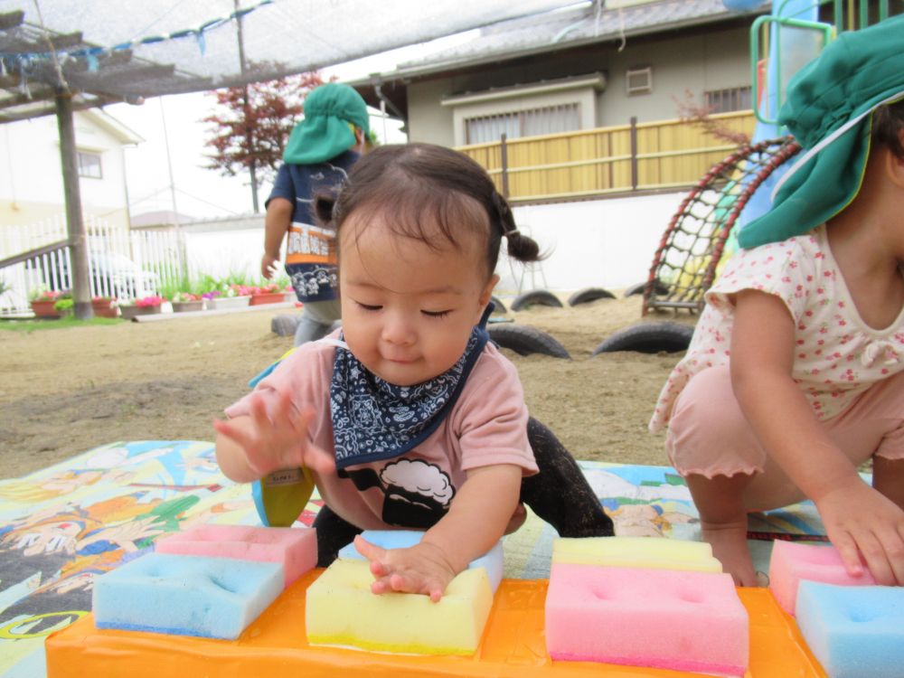 Uちゃんは、水を含ませたスポンジをぎゅ～っと押したり、たたいたり♪

押すと水がじわ～っと出たり、たたくと水が飛び散るのを何度も楽しんでいました