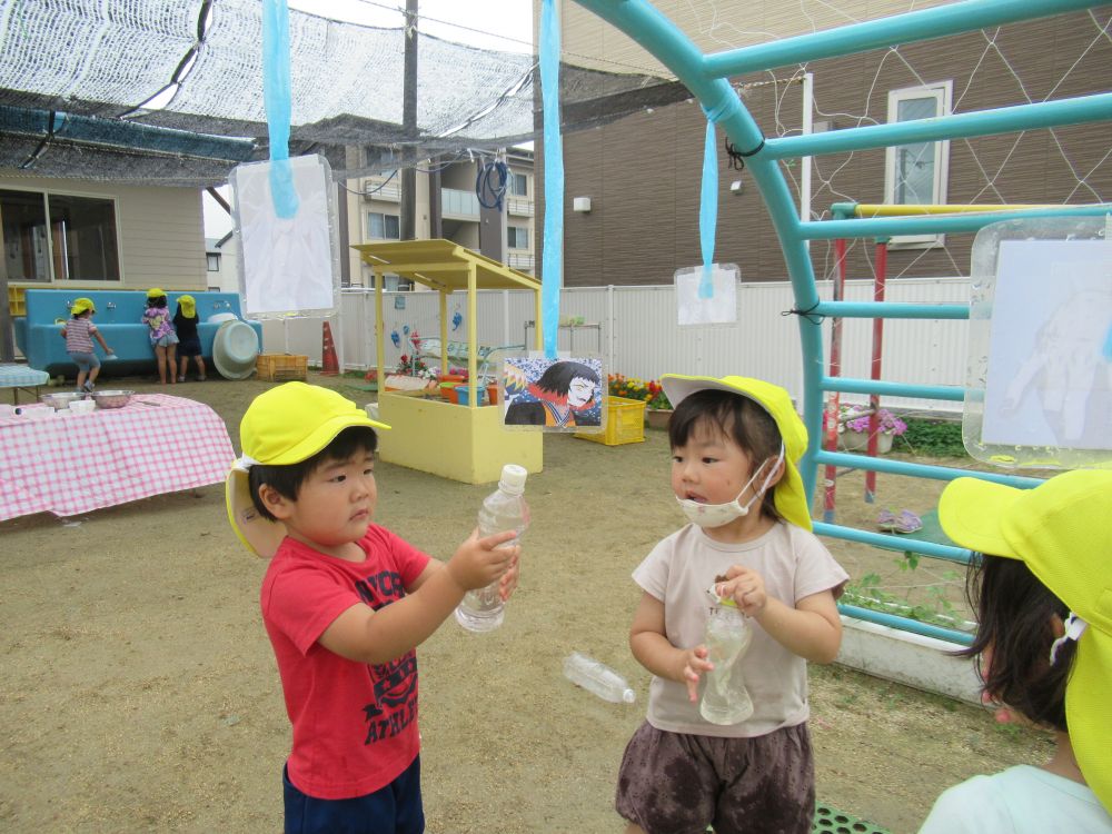 友達に水をかけたり・・　かけられたり・・
水が顔にかかって、友達と笑い合ったり・・
「もー水を顔にかけんでくれる？」と時には喧嘩になることもあるけど、「ごめんね～、もうしないから一緒に遊ぼう？」と仲直りしたり♡

水遊びを通して、友達と関わることを楽しみながら様々なことを経験しています

「あっ！水でっぽうできた！」
うまく水がペットボトルから飛び出たことを喜び合うR君とⅭちゃん

