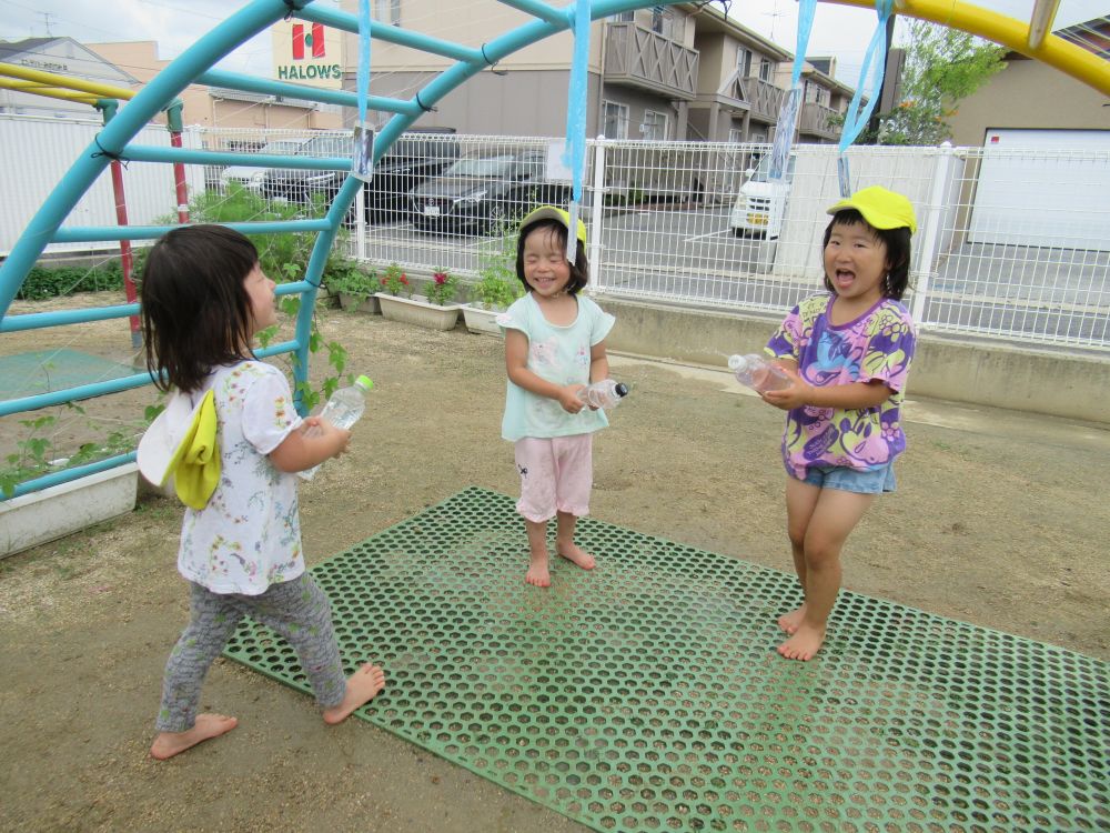 でもやっぱり・・・
友達との水の掛け合いが一番楽しいよね♡

