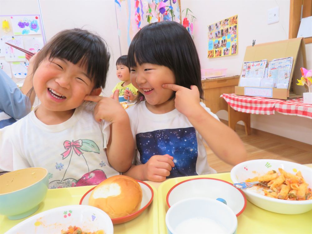 “世界の料理を食べてみよう”をテーマに、今月の取組みとして始まった【オリンピックメニュー】。
子ども達の反応はどうでしょうか？？

世界地図を見たり、色んな国旗を見たり、変わった名前の給食を食べてみたり、と普段とは違う給食時間を過ごしています♡
中でも楽しそうなのが【言葉の違い】です。

最初、『いただきます』『ごちそうさま』を、その国の言葉で言ってみたら面白そう！となったのですが・・・
日本のように【感謝】の気持ちを込めてする『いただきます』『ごちそうさま』のような挨拶がある国はほとんどないようで・・・
日本の【感謝】【思いやり】の文化を改めて感じ、ステキだな、と思いました♡

次に考えたのが『おいしい』という言葉☆
この言葉なら、どこの国でも使われるはず！
そこで始まったのが、『オリンピックメニューを食べておいしかったら、その国の言葉でおいしいと言ってみよう♪』です。

【7月1日：イタリア】
この日の給食は、
ペンネ・ボロネーゼ
ストラッチャテッラ
保育室をのぞきに行き、「イタリアのメニューはどうかな？」
と聞くと、みんなノリノリでほっぺに指を当て、「ボーノ！」と言ってくれましたよ♡
いつもよりワイワイとはずんだ給食時間でした♪




