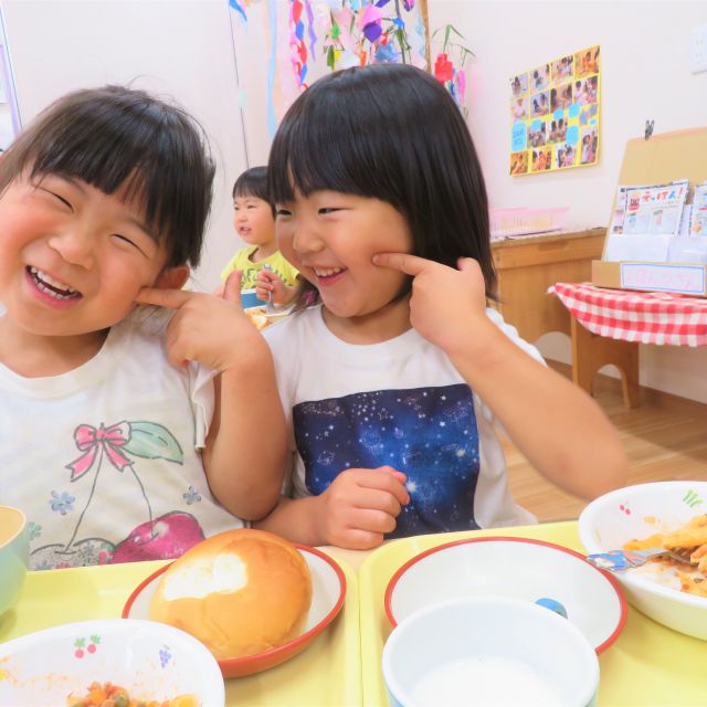 ＊　給食時間の様子　（ゆめはうす認定こども園）　＊