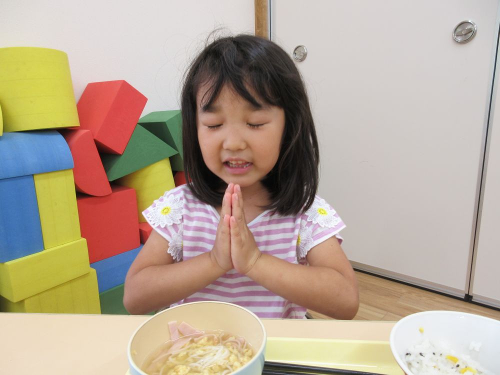 【オリンピックメニュー】の中には、日本の食事も含まれています。
もともと和食が多い給食なので、内容に特に変わりはありませんが・・・
いつもしている『いただきます』『ごちそうさま』の挨拶を、今月はいつも以上に気持ちを込めてしてくれているように感じます♡

命をくれる食べものに、感謝を込めて・・・
『いただきます！』