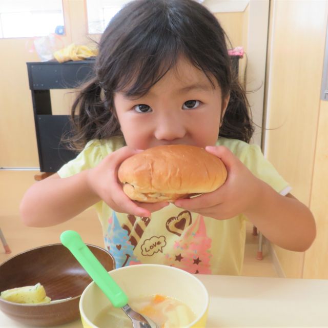 ＊　給食時間の様子　（すいみい保育園）　＊