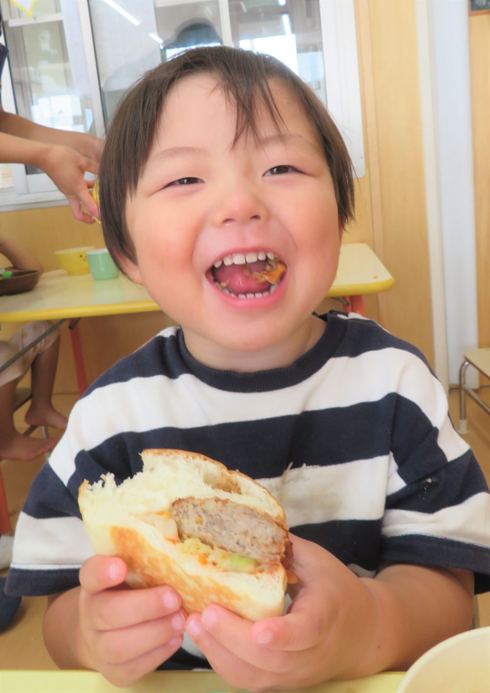 「めっちゃおいしい！！！」「ハンバーガー食べたことあるよ！」「これ大好き！」
子ども達にも大好評♡♡
思わず笑顔になっちゃう子も♡
スープも好評であっという間におかわりが空っぽになっていました！
セロリが入っていましたが、煮込んだことでクセもなく食べやすかったようです☆


