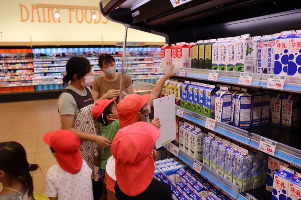 フルーチェを作るための牛乳も！
いつも園で飲んでいるものと一緒の牛乳にしました