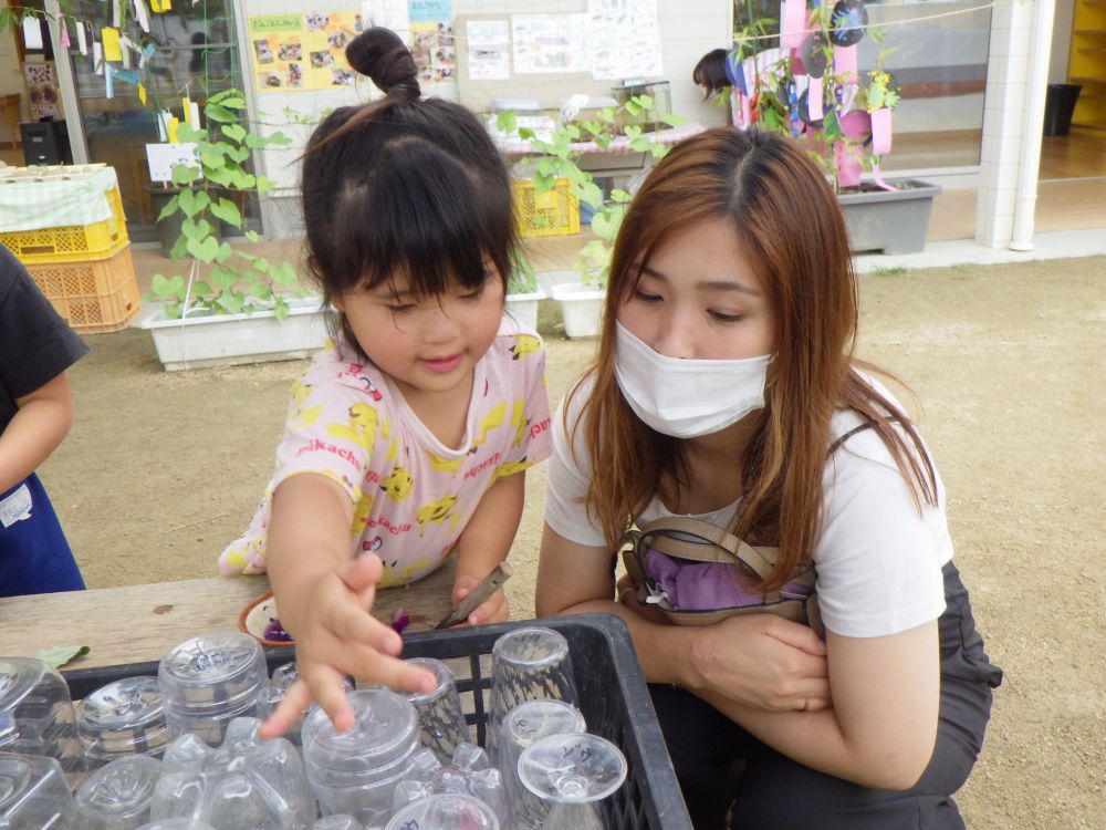 延期になっていた保育参加！
ゾウ組さんが夢中になっている遊びを
今日はおうちの人とできる日！！
いつもと違う雰囲気にドキドキ、ソワソワ♡


お花を使った色水遊び
「どうやってするの？」
「えっとねぇ。。。」　と教えてあげるYちゃん