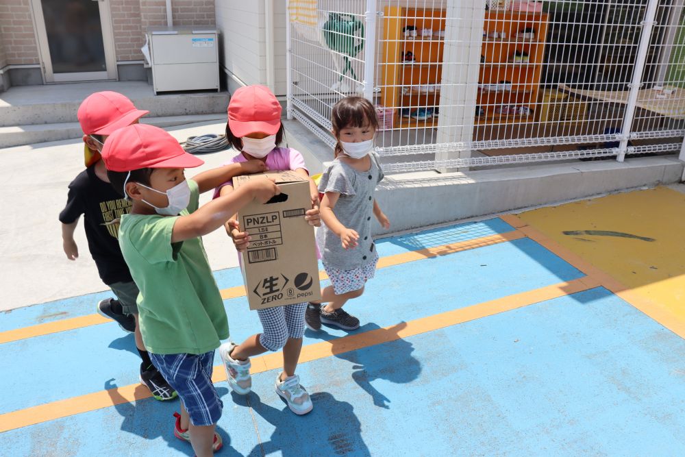 A君「おれが持つ」
重たい荷物を園までもってくれました
