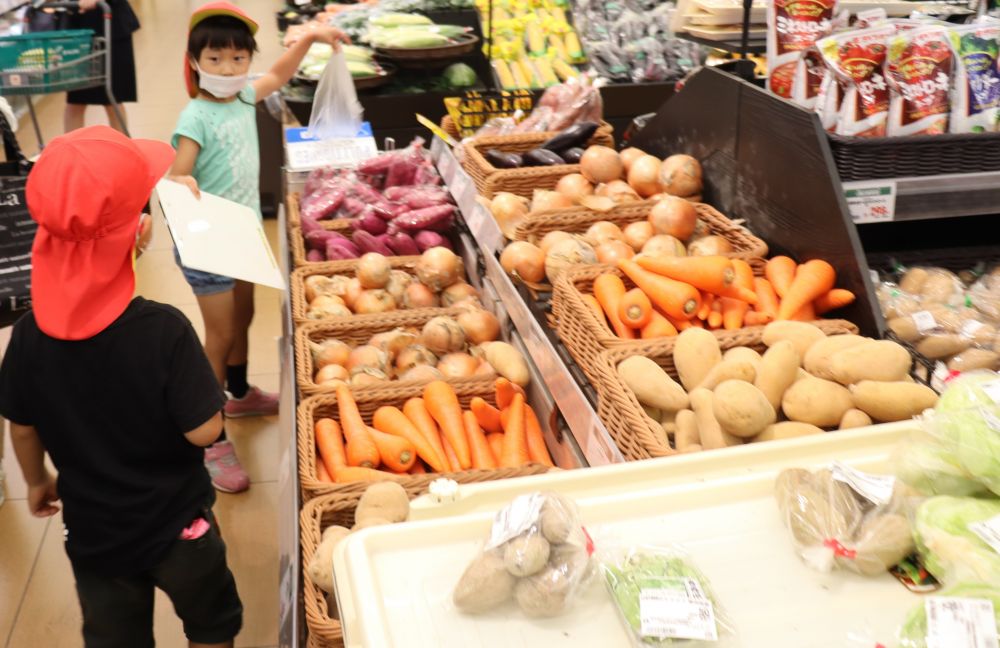 野菜を買うとき・・・
Ｔちゃん「これにいれるんよ」
と袋を取ってくれました
