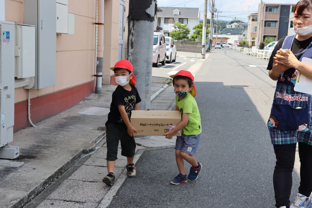 力仕事は男の子が率先してくれます
帰り道・・・
Ｏ君Ｍ君「ちょっと待って」

　　Ｋ君「変わろうか？」
Ｏ君Ｍ君「いや、いいよ、俺がもつ」

子どものやり取りを聞きながら保育者も微笑みます
