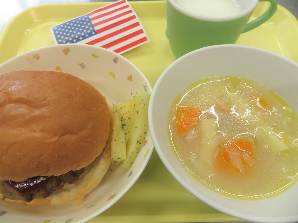 ハンバーガー

焼ポテト

チキンヌードルスープ

牛乳