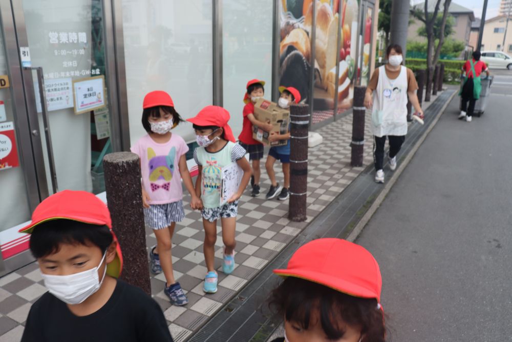 自然に役割を分担し、協力

ハローズの店長さんはじめ、店員のみなさん、ごみ収集のおじさん、みんなに見守られ買い出し完了

写真撮影も快く許可していただきありがとうございました
つい嬉しくてたくさん写真を載せてしまいました♪

お泊り保育に向けて子どもたちの様子をまだまだ発信していきたいと思います