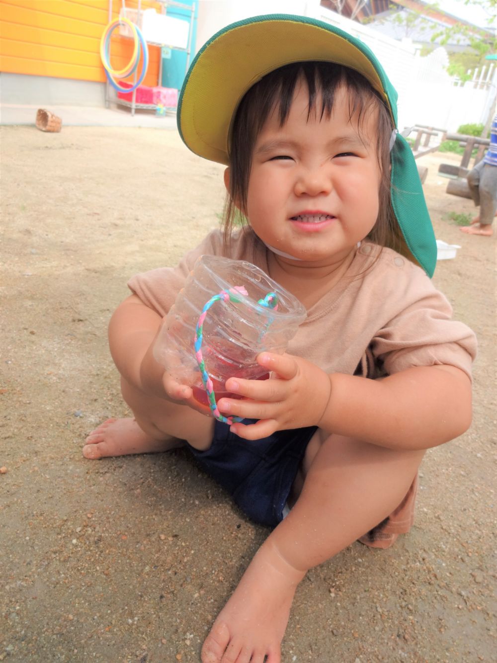 
出来上がった花の色水をペットボトルの入れ物に入れる・・・
「いろいろ～」
「できた～」
「もういっかい」様々な反応の中、
「ゲホゲホ…」
Uちゃんは匂ってすぐにこの表情・・・
先生も匂ってみると納得・・・
