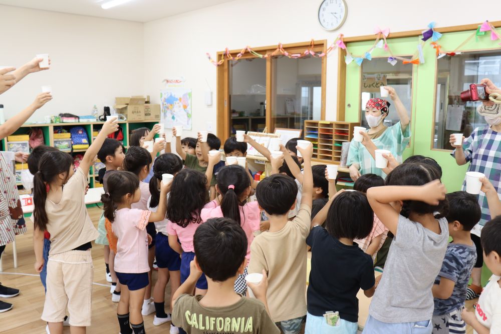 体験するということ

“ただただ体験する“　ではなく・・
友達と考え、創り、喜び・・　心が動かされる体験
それが　豊かな経験となっていくように感じます　　



始まりました!!　お泊まり保育♡
この日を楽しみにしていた子・・
ちょっぴり不安になっていた子・・
きっと　思いは様々です

まずは・・
そう！約１ヵ月前にみんなでつけた梅ジュース！
楽しみにしていた１杯

さぁ、お泊り保育のはじまりだ！！！！

“ウエルカムドリンク”　で　乾杯!!
