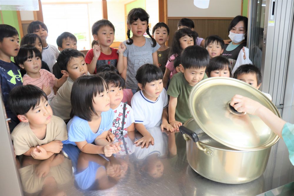 乾杯したら・・・大きな鍋の登場！
保育者　「何が入っていると思う？」
子ども達「分かった、おでん！」
保育者　「確かにそんな鍋じゃね（笑）
　　　　 正解はただの水、これに玉ねぎの皮を入れてグツグツにるんよ」
子ども達「へぇ～」
